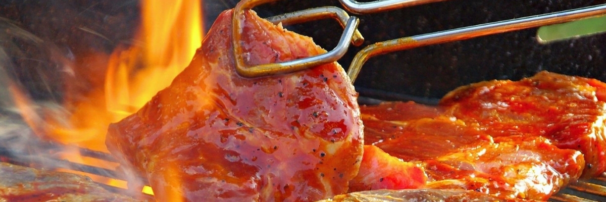 Vlees op de houtvuurgrill van Het Tomme Goed